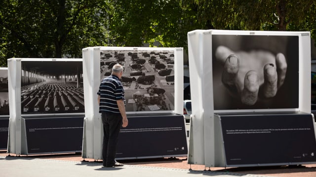 In’exposiziun davart la mazzacra da Srebrenica.
