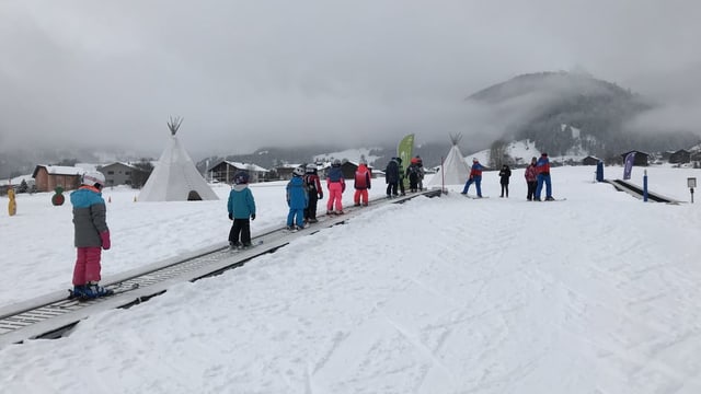 Bunura: Mustér: Scolina en scola da skis