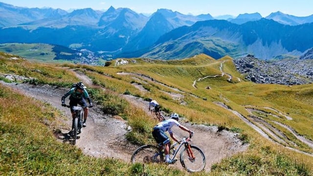 L'anteriur profi tudestg Karl Platt da viadi cun e-bike e camera