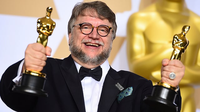 Il reschissur dal film «The Shape of Water» Guillermo del Toro cun dus Oscars enta maun.