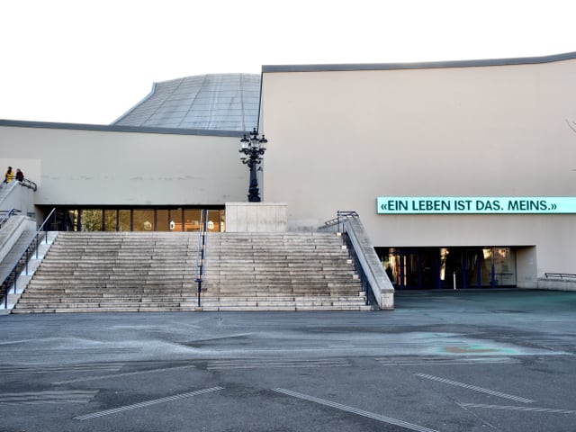 Il bajetg dal Teater Basilea amez la metropola al Rein.
