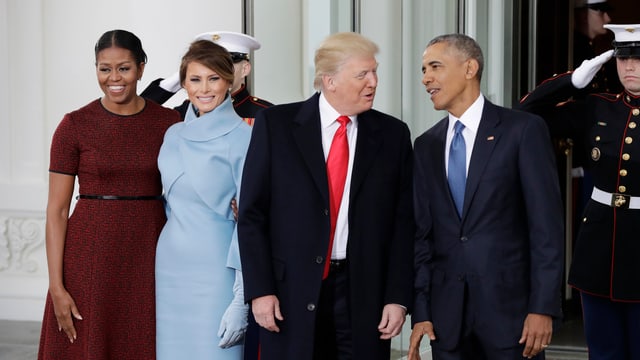 Il president partent Barack Obama beneventa il nov, Donald Trump en la chas'alva a Washington. Lur dunnas èn sanester dasper els