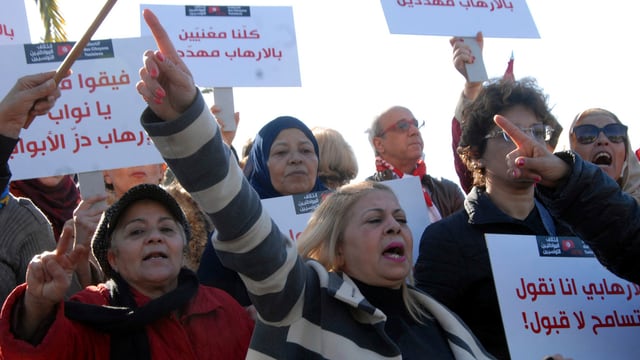 Demonstrants a Tunis che tegnan placats.