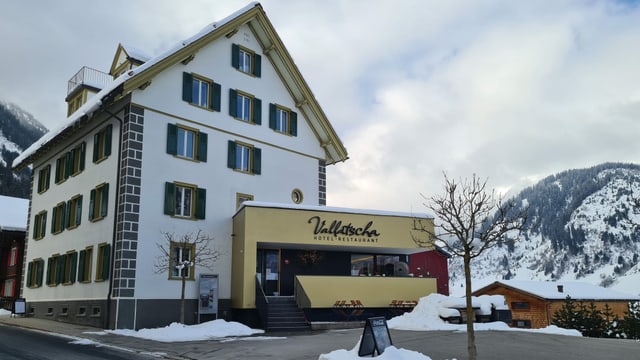 Il hotel Vallatscha a Curaglia ha novs possessurs da Hamburg. Il hotel Vallatscha a Curaglia ha novs possessurs da Hamburg.