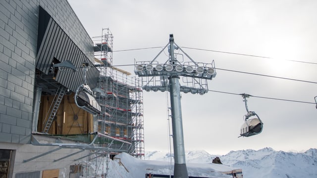 La staziun da muntogna al Schneehüenerstock La staziun da muntogna al Schneehüenerstock