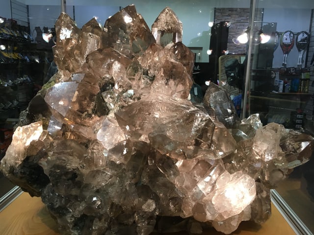 Il cristal da varga 300 kg en la fatschenta da sport Curschellas.