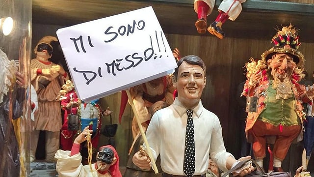Ina figura da Matteo Renzi cun il placat «Jau demissiunesch».