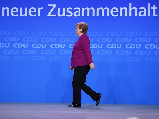 Angela Merkel che va giu da tribuna. 