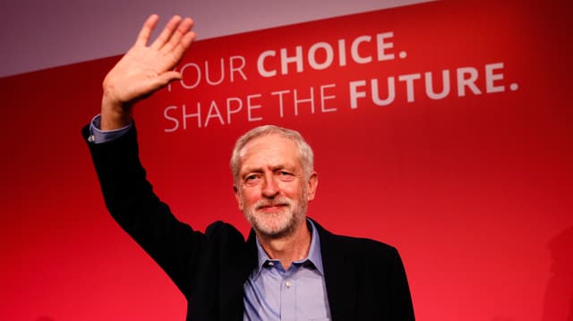 Jeremy Corbyn, il socialist da 66 onns, daventa er il manader da l'opposiziun en il parlament britannic.