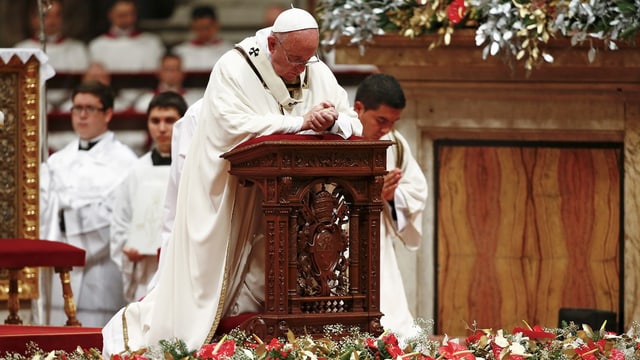 Papa Francestg durant la messa da Nadal en il dom da s. Peder.
