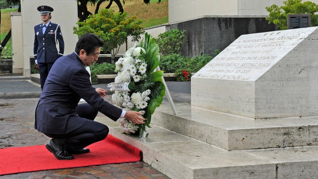 Shinzo Abe avant in monument. 