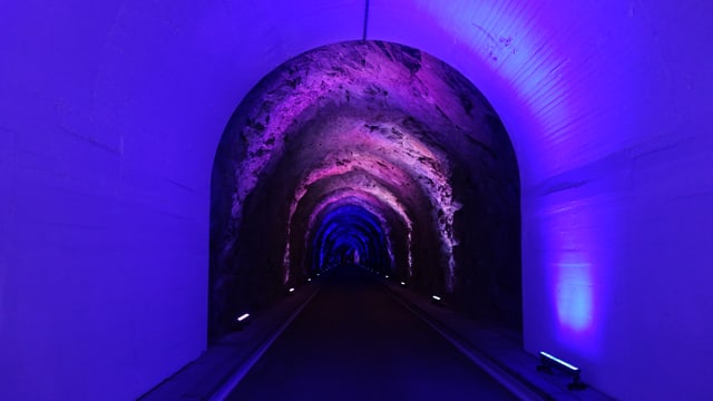 Tras quest tunnel ins vegn en la centrala da Farera en Val Schons. 