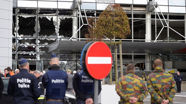 polizia avant il bajatg donnegià da la plazza aviatica a Brüssel