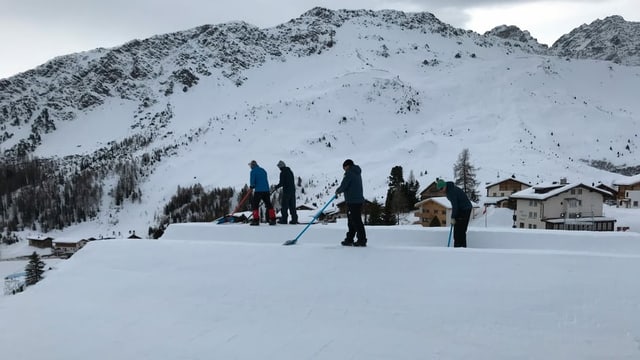 Mezdi: Preparaziun da la pista per skicross Arosa