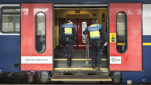 2 policits che entran en in tren. 
