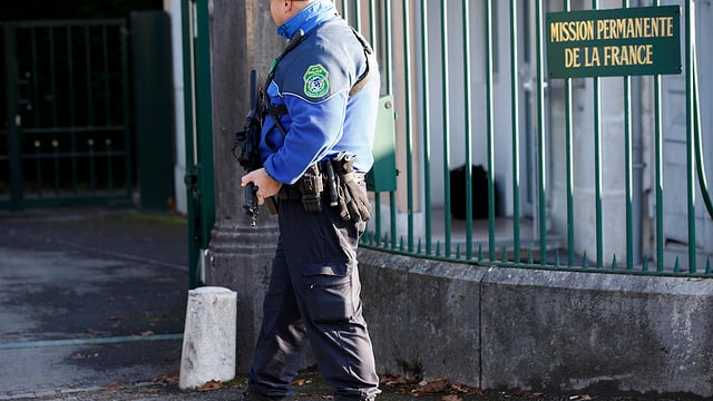 Policist avant ambassada franzosa. 