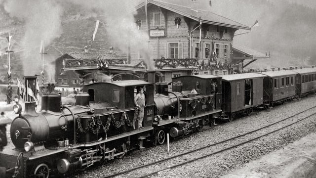 Il tren d'inauguraziun tar ses arriv a Claustra l'onn 1889