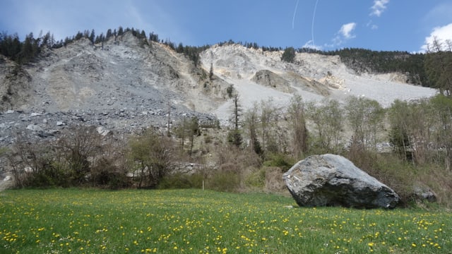 Vista sin la muntogna sur Brinzauls ch'è en moviment. In grond crap ch'è vegnì giu è anc da vesair. Vista sin la muntogna sur Brinzauls ch'è en moviment. In grond crap ch'è vegnì giu è anc da vesair.