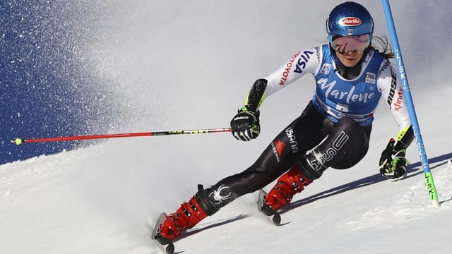 ina skiunza durant la cursa da slalom gigant