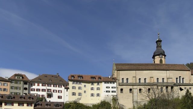 L'uvestgieu da Cuira cumpeglia betg be la curt episcopala da Cuira, mabain tar el tutga er Turitg. L'uvestgieu da Cuira cumpeglia betg be la curt episcopala da Cuira, mabain tar el tutga er Turitg.