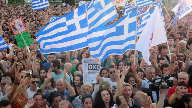 Fulla da glieud che demonstrescha, bandieras greccas.