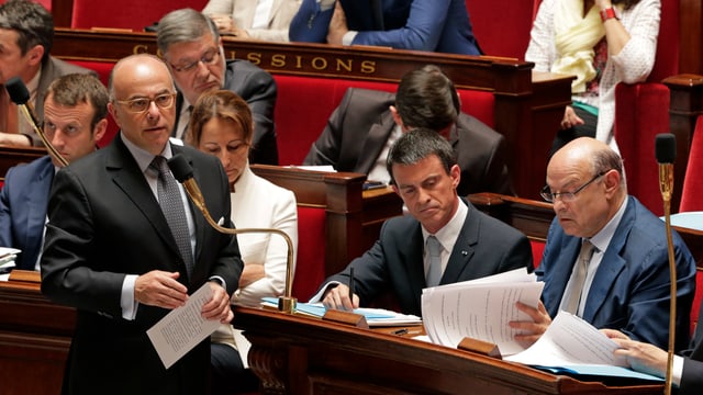 Il minister da l’intern franzos Bernard Cazeneuve en il parlament franzos.