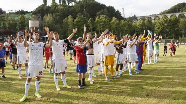 Ils giugaders da Basilea engrazian a lur fans. Ils giugaders da Basilea engrazian a lur fans.