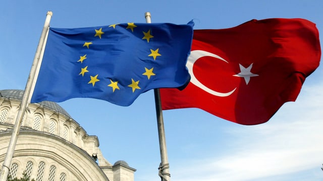La bandiera da l'UE e quella da la Tirchia.