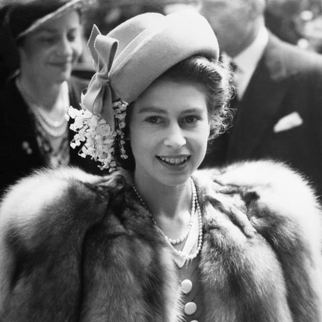 Queen Elizabeth, lura anc princessa, cun 21 onns a Londra. Gia lura segira da ses stil cun chadaina da perlas e chapè elegant.
