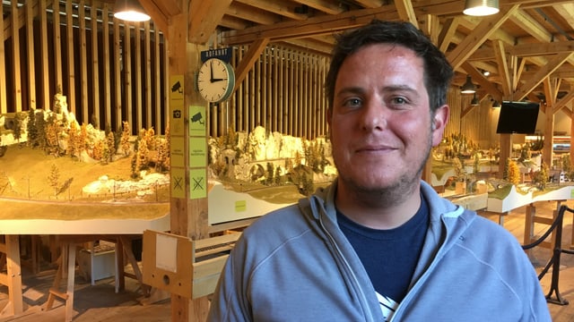 Marc Andrea Barandun sa legra da puspè avrir il museum da viafier a Bravuogn. Marc Andrea Barandun sa legra da puspè avrir il museum da viafier a Bravuogn.