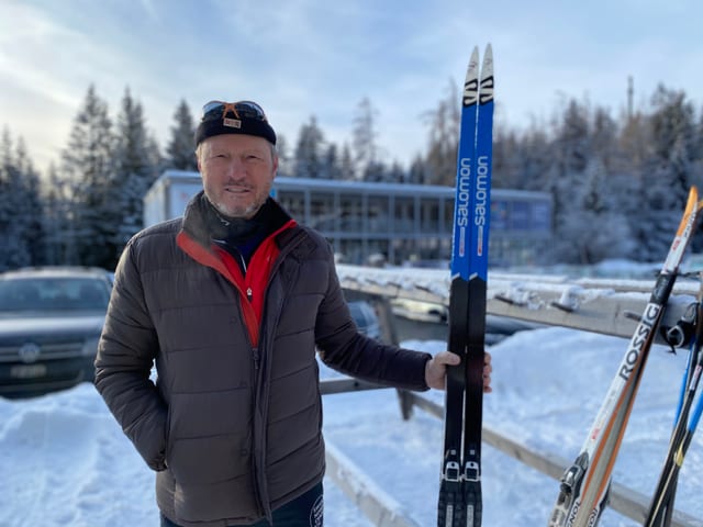 Ernst Orlik cun skis da passlung.