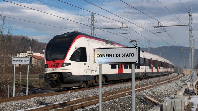 Il tren da la TILO traversa il cunfin tranter la Svizra e l'Italia.