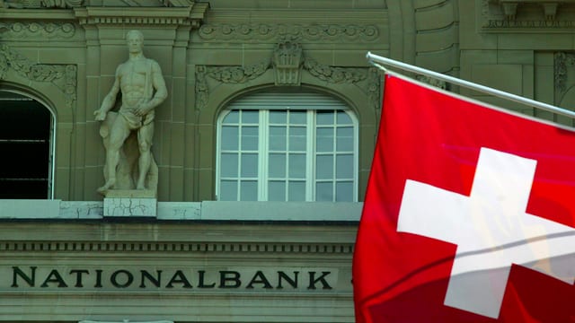 Ina bandiera svizra, en il funs il bajetg da la Banca naziunala. 