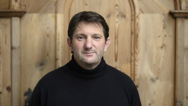 Co vesi or cun ina stgisa u remuneraziun per Adam Quadroni?
