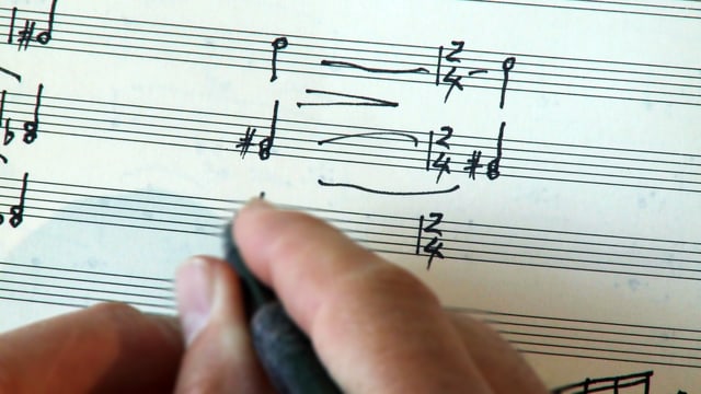 Gion Antoni Derungs durant scriver notas.