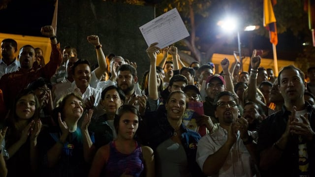 L'opposiziun venezolana vul relaschar il president vertent Nicolas Maduro.