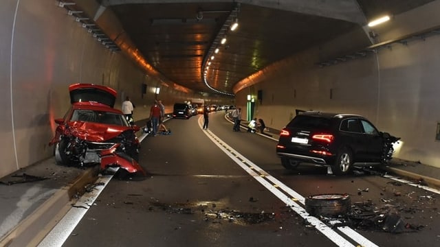 Dus autos ch'èn collidads en il tunnel San Fedele a Roveredo.