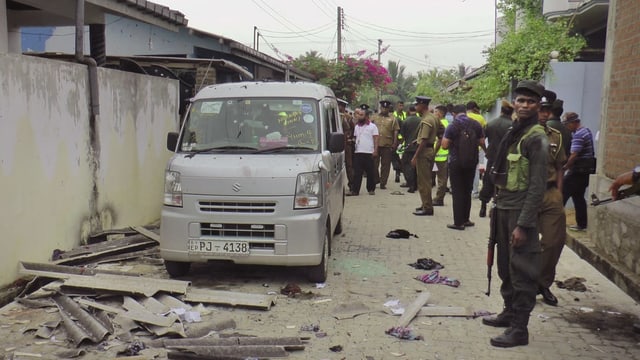 Polizia avant ina chasa destruidi da Sri Lanka. Polizia avant ina chasa destruidi da Sri Lanka.