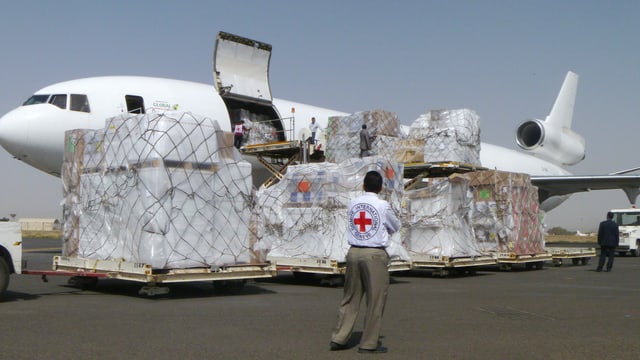 Furniziun da nutriment tar l'eorport a Sanaa.