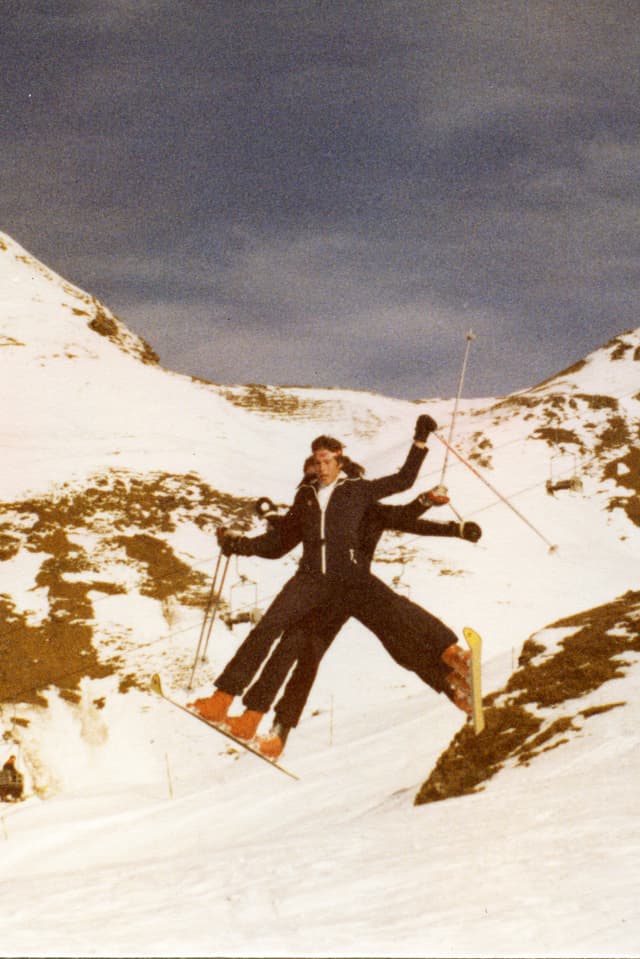 Il trio da skis. Trais frars ord il Oberland Bernais vulevan attrair l'attenziun cun lur ski cun trais liadiras. E qua valeva il principi d’anzianitad: Davant il vegl e davos il giuven.