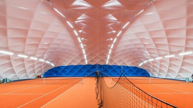 Dar tennis d'enviern en Surselva sut in ballun d'aria