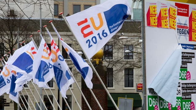 Bandieras da l'UE ollandaisas e placants da campagna.