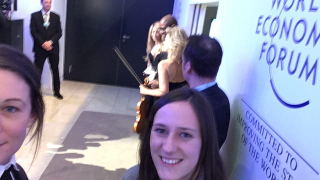 Il selfie e grategià – quasi. I na è tant simpel da survegnir in selfie cun in star al WEF, era sche ils promis èn en sasez là.