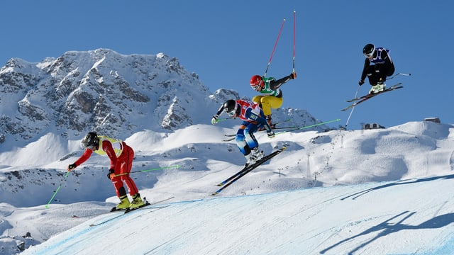 skicross cun 4 skiunzs durant in sigl en l'aria 