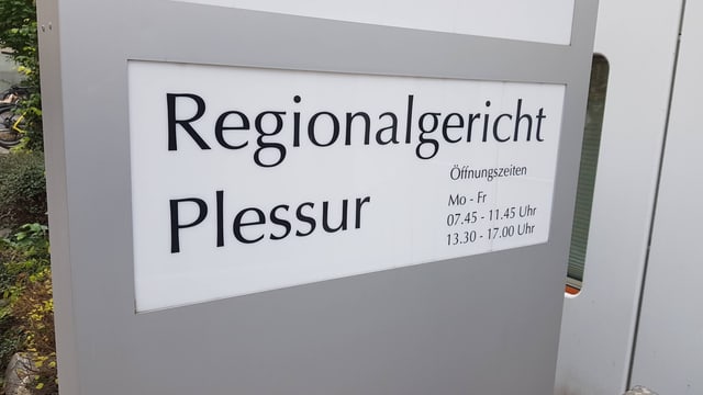 Tabla d'inscripziun avant la Dretgira regiunala Plessur.