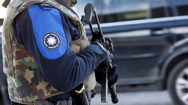 Guardia da cunfin armà suenter l’alarm da terrur l’emna passada a Genevra.