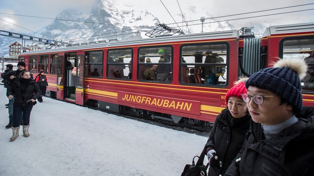 ina viafier cotschna da la Jungfraubahn, dasper intgins giasts da l'Asia