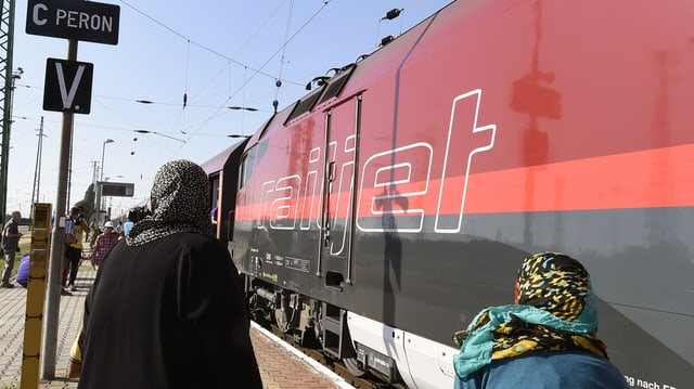Las colliaziuns da Railjet sco era da trens regiunals sur cunfin tranter Vienna - Budapest e Budapest – Vienna èn interruttas. 