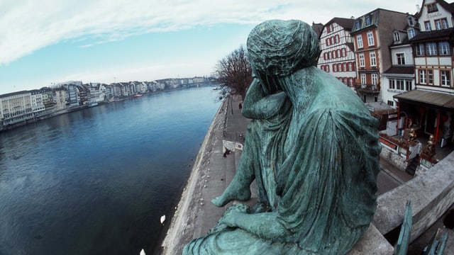 Maletg simbolic. La statua da la Helvezia a Basilea che guarda vers la Germania.