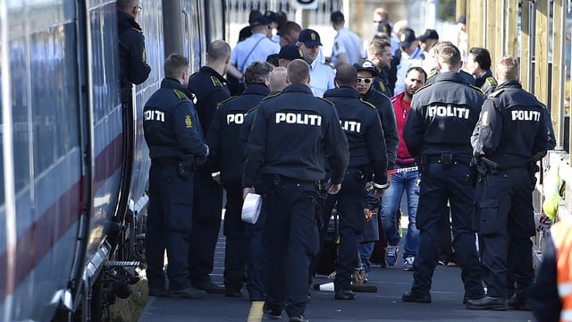Polizia e fugitvs sin ina staziun da tren en il Danemarc.